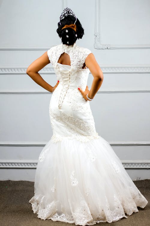 站在白墙前的女人 · 免费素材图片