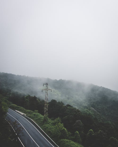 靠近发辫和路的灰色塔 · 免费素材图片