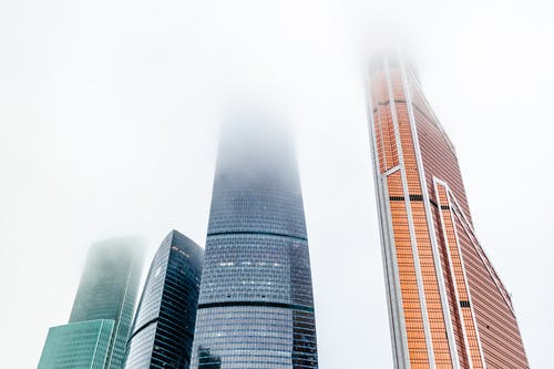 雾覆盖的高层建筑的低角度摄影 · 免费素材图片