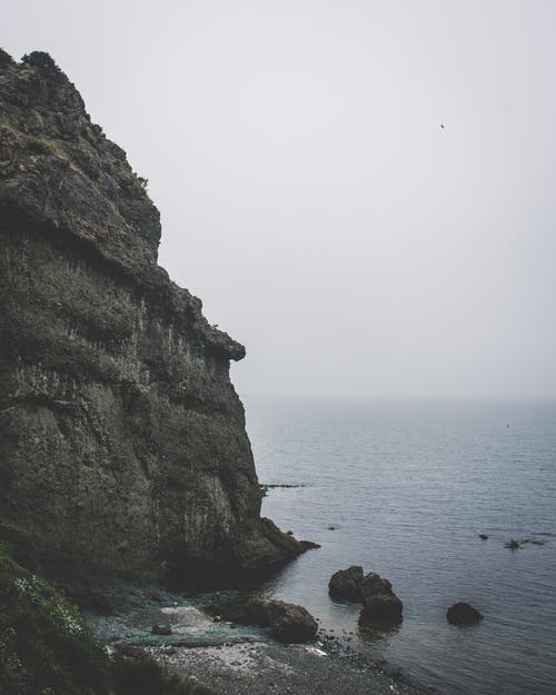 灰色和绿色的山 · 免费素材图片