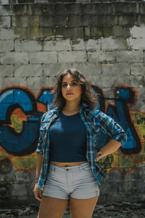 站在墙前的女人 · 免费素材图片