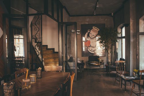 房间内的桌子和椅子井井有条 · 免费素材图片