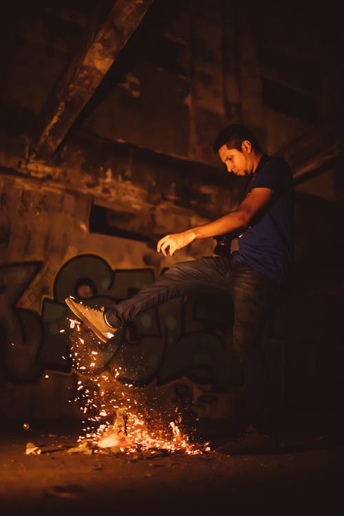 男子踢篝火 · 免费素材图片