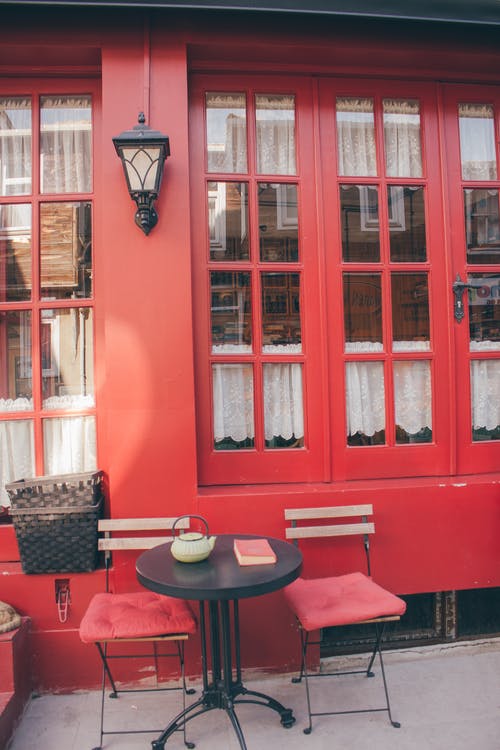 露台小酒馆设置在红墙旁边 · 免费素材图片