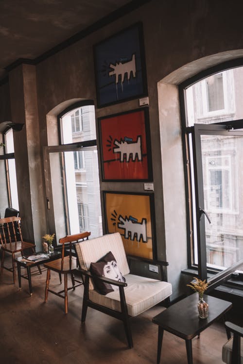 白色软垫黑色木制扶手椅 · 免费素材图片