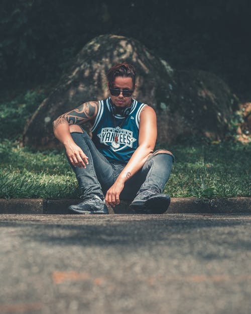 坐在户外的未知名人 · 免费素材图片