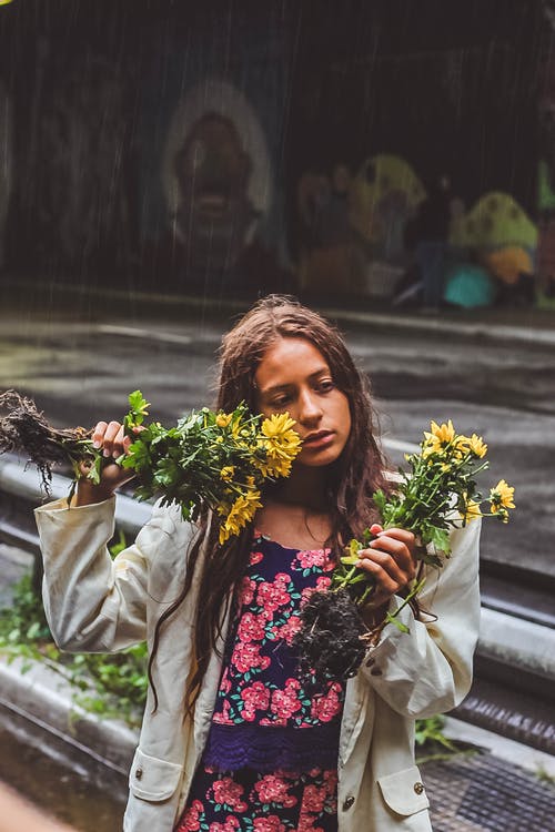 女人抱着黄色的菊花花 · 免费素材图片
