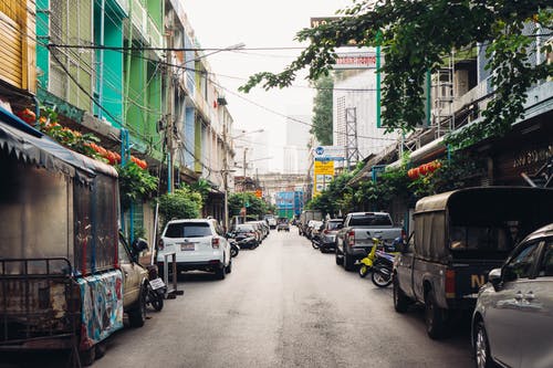 沿路停放的各种颜色的车辆 · 免费素材图片