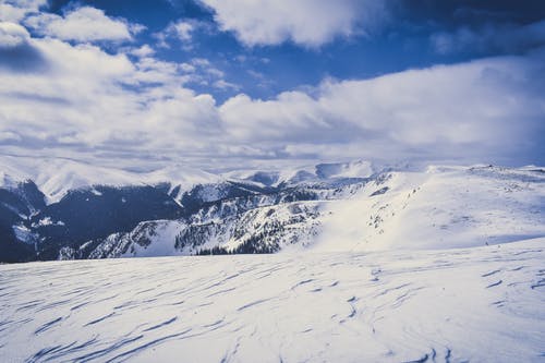 大雪覆盖的山脉 · 免费素材图片
