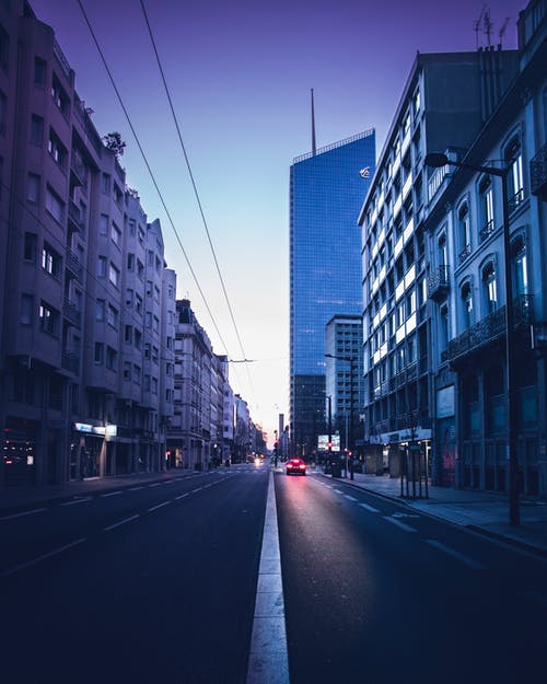 在混凝土建筑物附近的道路上的汽车 · 免费素材图片