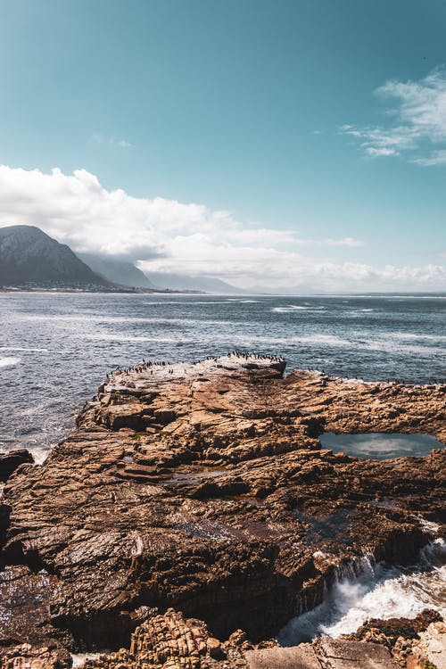 海洋岩石形成鸟瞰图摄影 · 免费素材图片