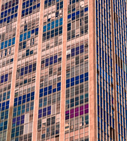 米色和蓝色建筑的低角度摄影 · 免费素材图片