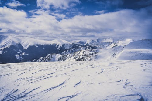蓝天白云下的白雪覆盖的山 · 免费素材图片