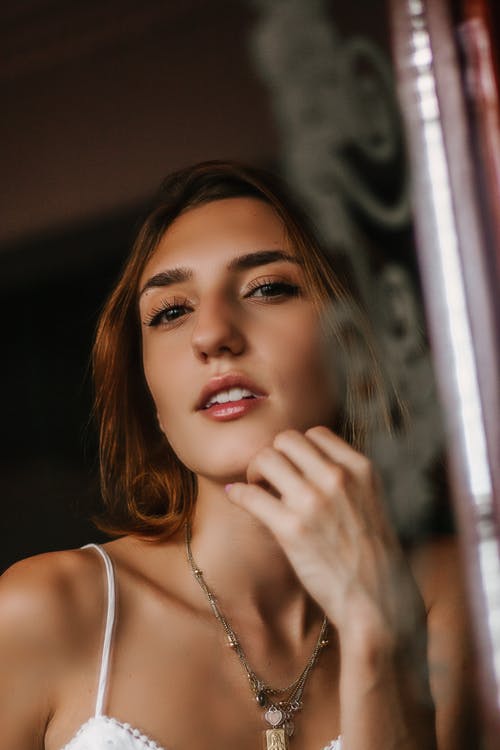 白上衣的女人 · 免费素材图片