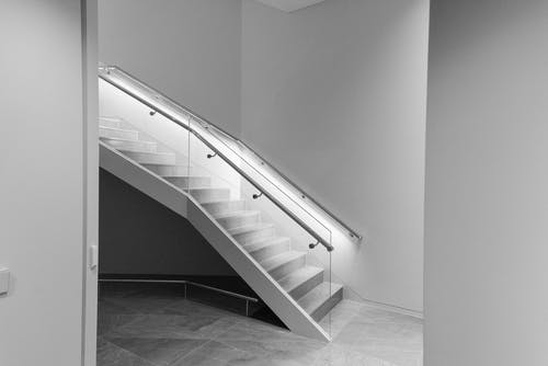 楼梯的单色摄影 · 免费素材图片