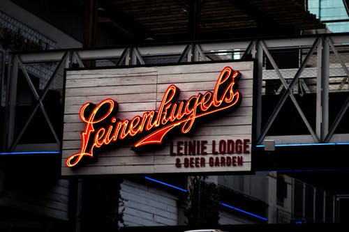 Leinenkugel的leinie Lodge和啤酒花园标牌已开启 · 免费素材图片