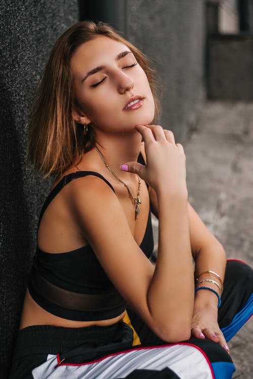 女人穿着运动胸罩 · 免费素材图片