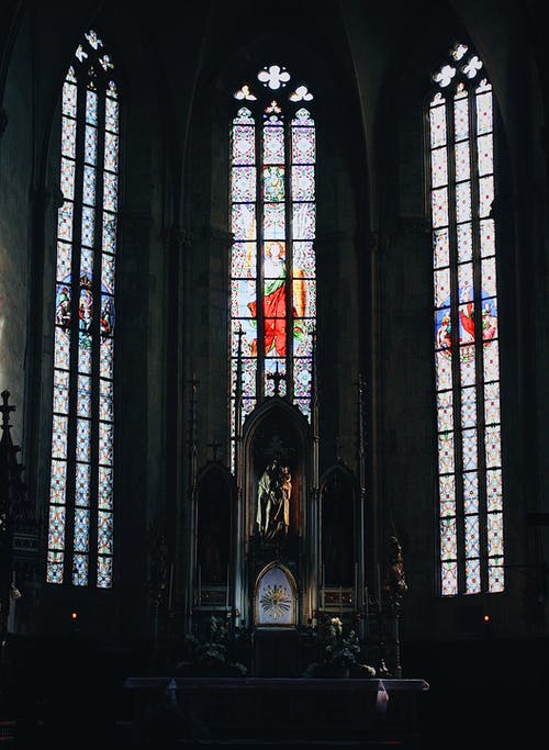 大教堂窗户板上的彩色玻璃板 · 免费素材图片