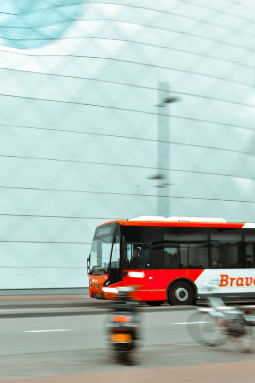 红色和白色巴士的选择性聚焦摄影 · 免费素材图片