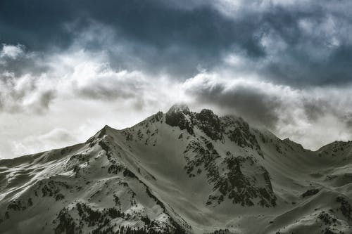 多云的天空下雪山的照片 · 免费素材图片