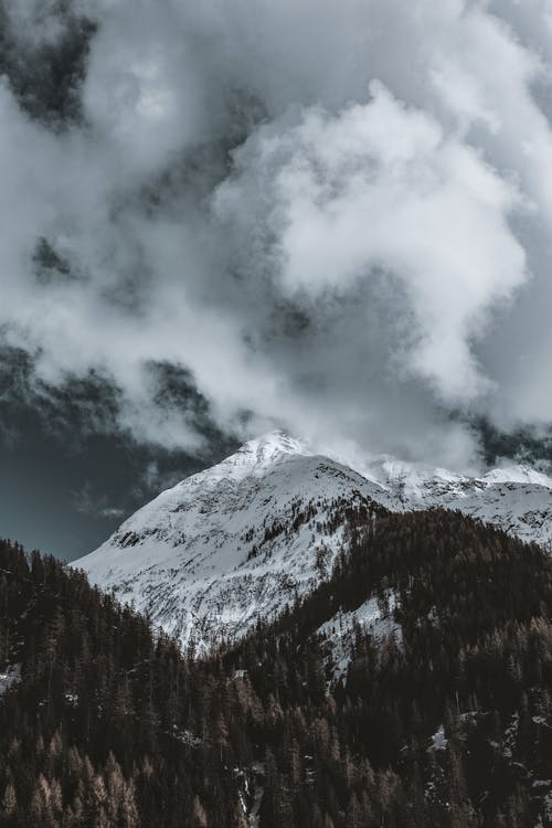 多云的天空下雪山的照片 · 免费素材图片