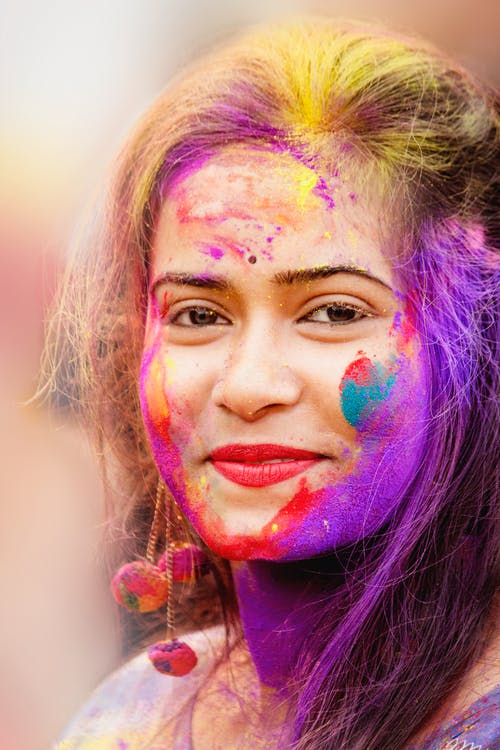 女人脸上涂满颜料的特写照片 · 免费素材图片
