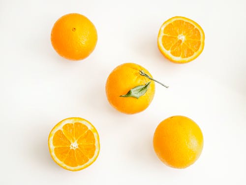 白色表面上的橘子 · 免费素材图片