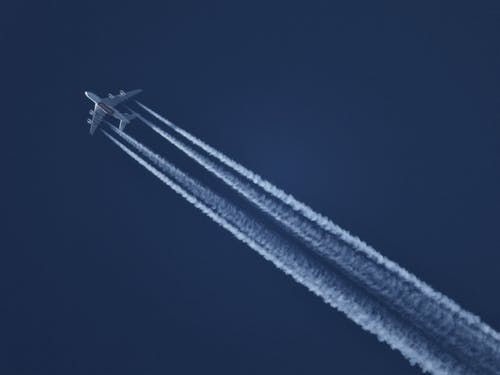 飞行飞机离开轨迹 · 免费素材图片