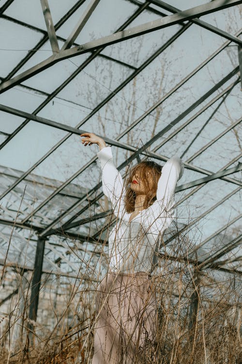 女人举起双手 · 免费素材图片