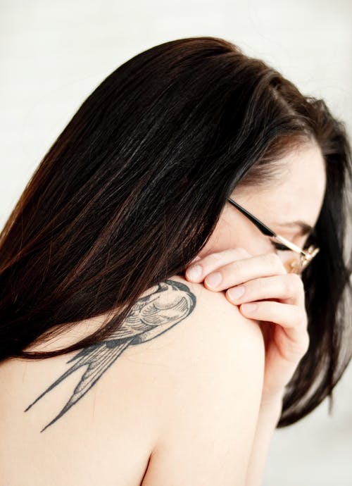 女人抱着肩膀戴眼镜 · 免费素材图片