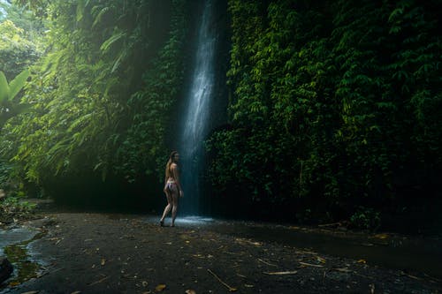 女人走向瀑布 · 免费素材图片
