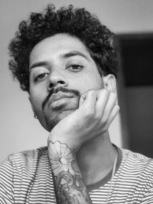 人的灰度摄影 · 免费素材图片