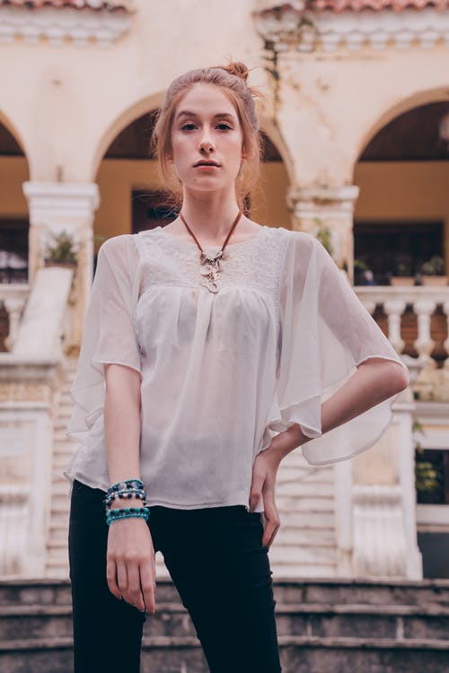 女人站在左手叉腰户外 · 免费素材图片