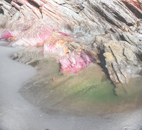 岩层前的平静水体 · 免费素材图片
