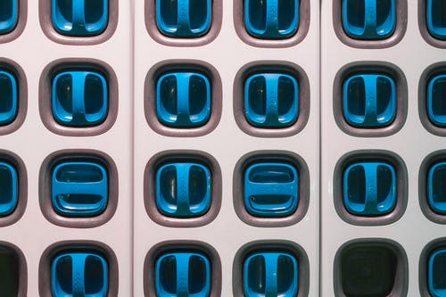 蓝色和白色玻璃窗 · 免费素材图片