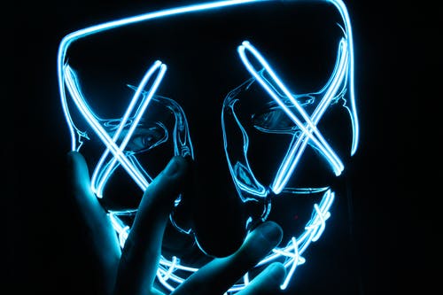 戴点燃的蓝色led面具的人 · 免费素材图片
