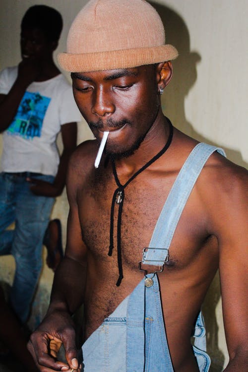 男子吸烟的照片 · 免费素材图片