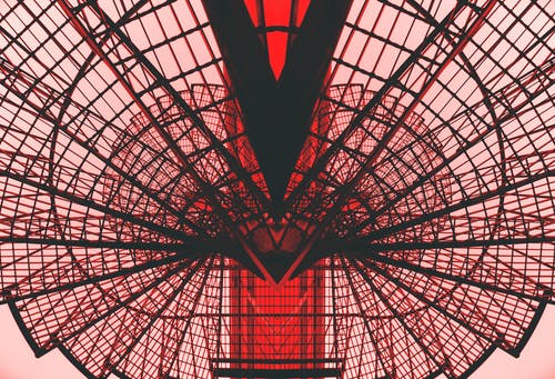 红色金属塔的低角度摄影 · 免费素材图片