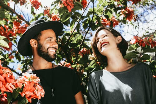 微笑的男人和女人站在树下 · 免费素材图片