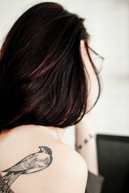 女人的肩膀上的鸟纹身 · 免费素材图片
