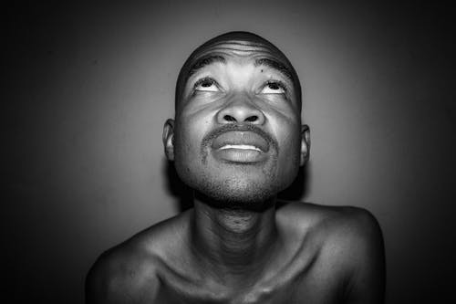 赤膊男子抬头的照片 · 免费素材图片