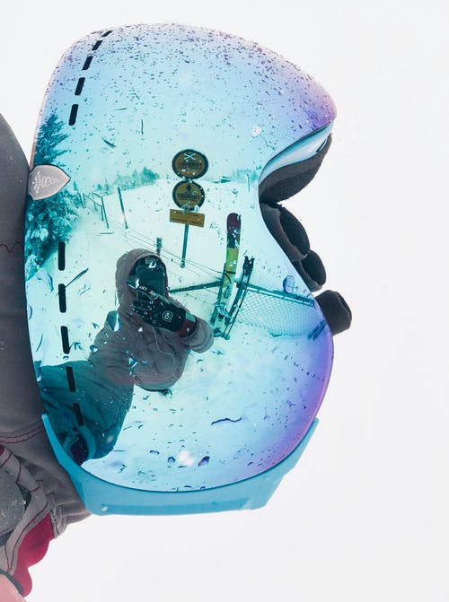 领域覆盖着反射在护目镜上的雪景 · 免费素材图片