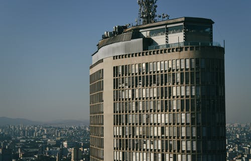 灰色和白色的高层建筑 · 免费素材图片