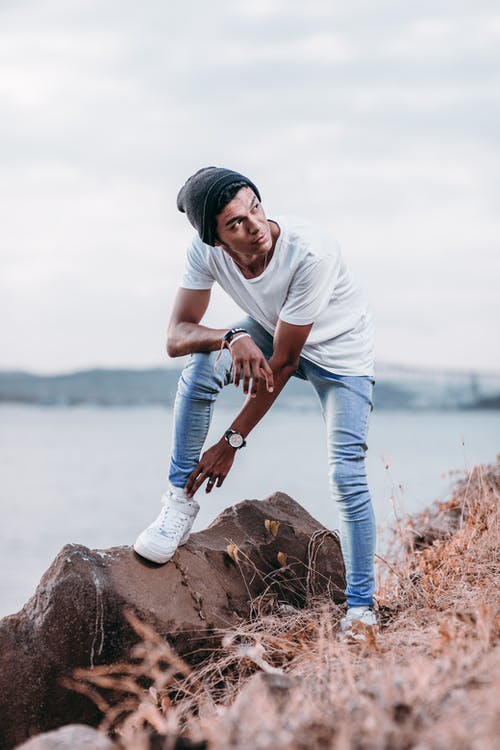 站在山崖上摆姿势的人的照片 · 免费素材图片