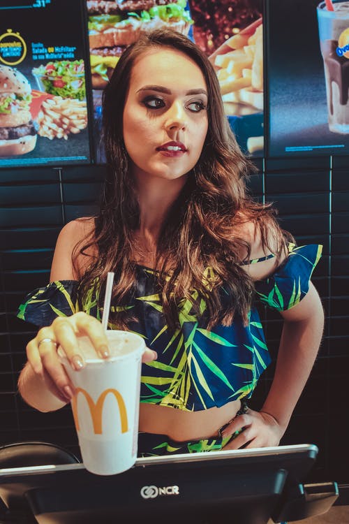 女人抱着麦当劳汽水杯 · 免费素材图片