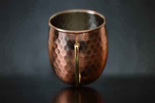 黄铜色杯选择性聚焦摄影 · 免费素材图片