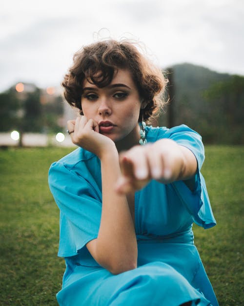 穿蓝色衣服的女人的照片 · 免费素材图片