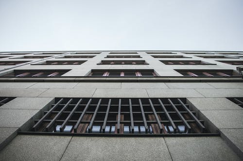混凝土建筑的低角度摄影 · 免费素材图片