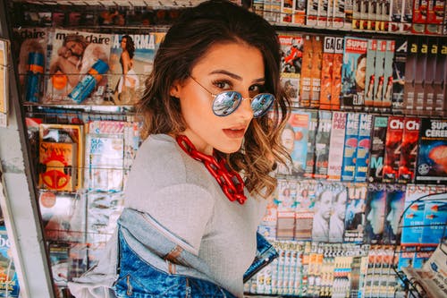 戴着蓝色太阳镜的女人 · 免费素材图片