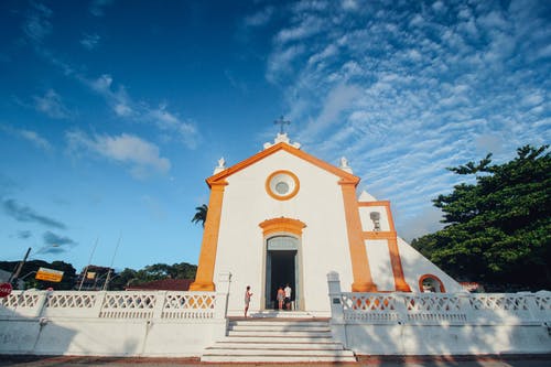 白色和橙色教堂前的人 · 免费素材图片